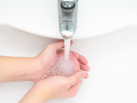 Ordenan reconexión de agua a familias con el servicio suspendido