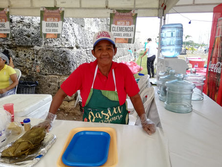 Elizabeth Ayala, lleva consigo lo enseñado por su abuela en la cocina y vive gracias a ello.