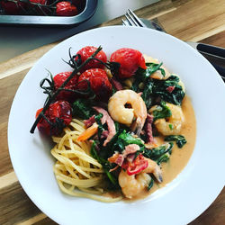 Spaghetti met spek, spinazie en scampi