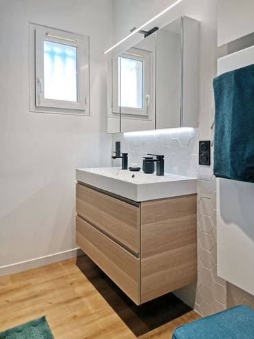 Maison Perrier, Décoration d'intérieur à Six-Fours-Les-Plages / Meuble vasque en finition bois.