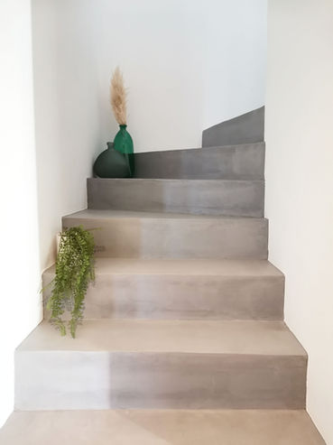 Maison Perrier, Décoration d'intérieur à Six-Fours-Les-Plages / Escalier en béton ciré.
