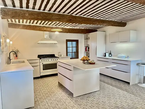 Modern-Countryhouse-Designer-Kitchen-in-Provence (7).webp