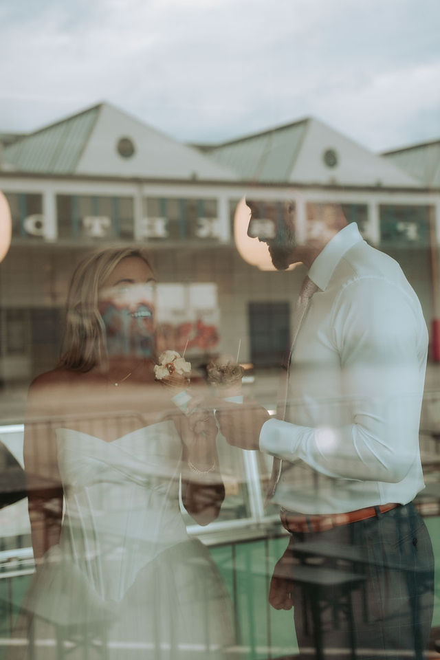 newlyweds eating ice cream at Ismageriet Copenhagen
