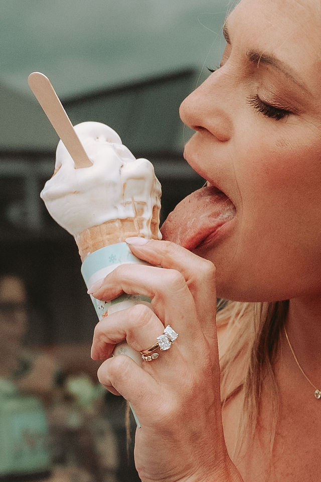 newlyweds eating ice cream at Ismageriet Copenhagen