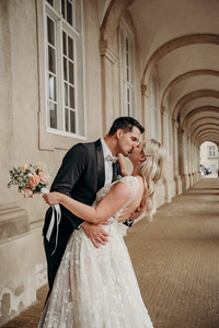 Elopement couple taking photos in Christiasborg Palace