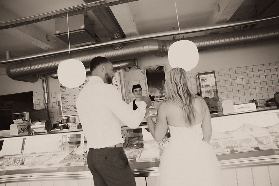 newlyweds eating ice cream at Ismageriet Copenhagen