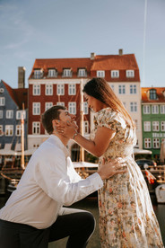 guy proposing to his girlfriend in Nyhavn