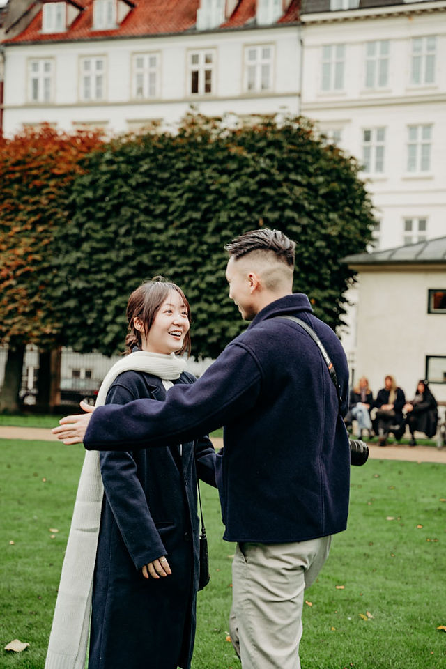 Couple celebrating their engagement in a natural setting surrounded by fall colours in Copenhagen.