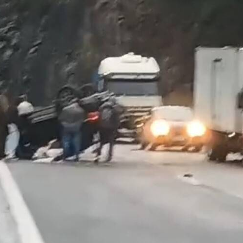 Carro capota na BR-040 em Araras, a cerca de 96 quilômetros de Juiz de Fora