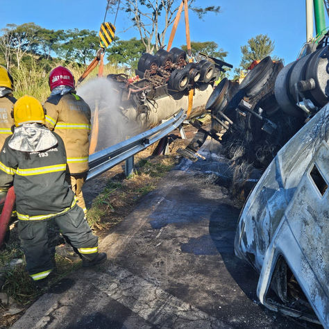 Carreta-tanque é destombada e retirada da BR-040 em Santos Dumont