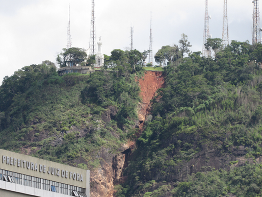 Laudo orienta a permanência de aáreas interditadas no sopé do Morro do Cristo por alto risco de novos deslizamentos