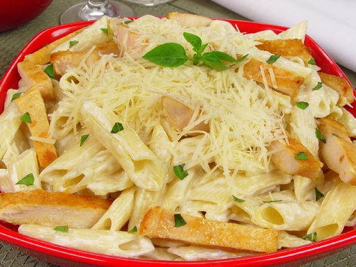Penne com Tiras de Frango e Molho Branco