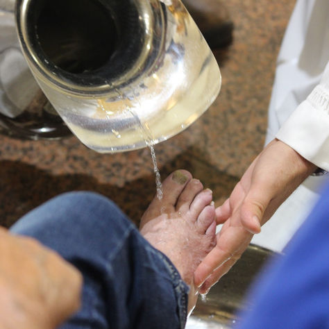 Lava-pés da Igreja da Glória homenageia envolvidos na trágedia das chuvas em Juiz de Fora