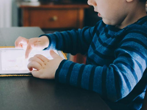 Alerta: uso excessivo de telas pode afetar o desenvolvimento das crianças