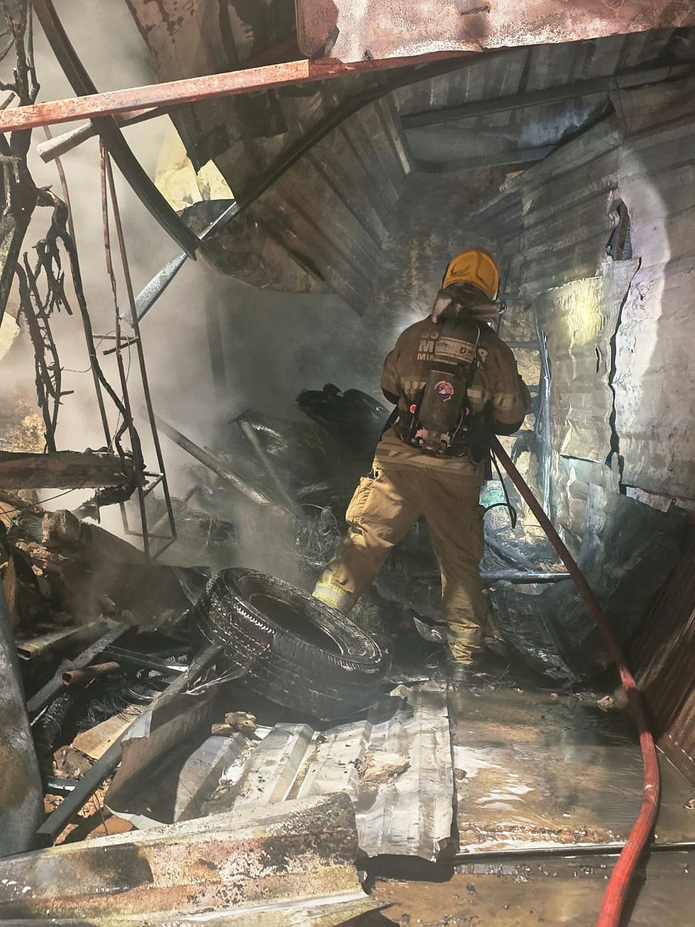 Bombeiros controlam incêndio em borracharia no Furtado de Menezes