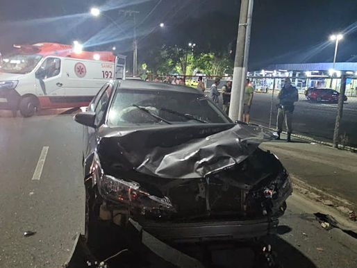 Duas pessoas são socorridas após engavetamento na Avenida Brasil em frente à Rodoviária