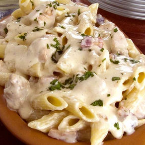 Macarrão com Molho Branco e Bacon