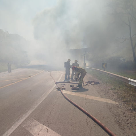 Carreta que transportava combustível tomba na BR-040 em Santos Dumont (MG)