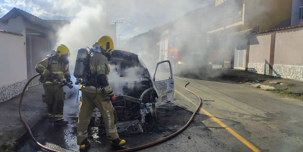 Carro é totalmente destruído em incêndio em Juiz de Fora