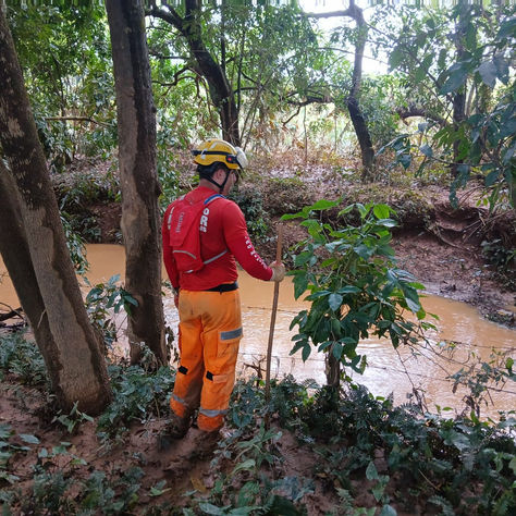 Bombeiros seguem buscas por homem desaparecido após as chuvas em Ubá (MG)