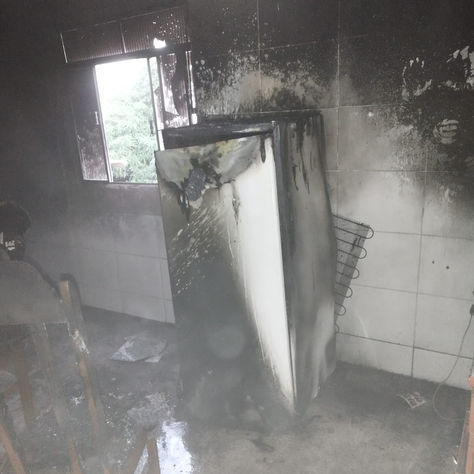 Bombeiros controlam princípio de incêndio em casa em Juiz de Fora