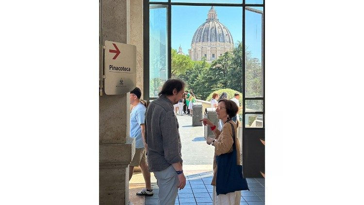Foto: Divulgação/Vatican News/Paolo Violini com Francesca Persegati, que o precedeu como chefe do Laboratório de Restauração de Pinturas e Materiais de Madeira dos Museus Vaticanos