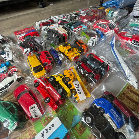 トミカのおもちゃを販売しております。