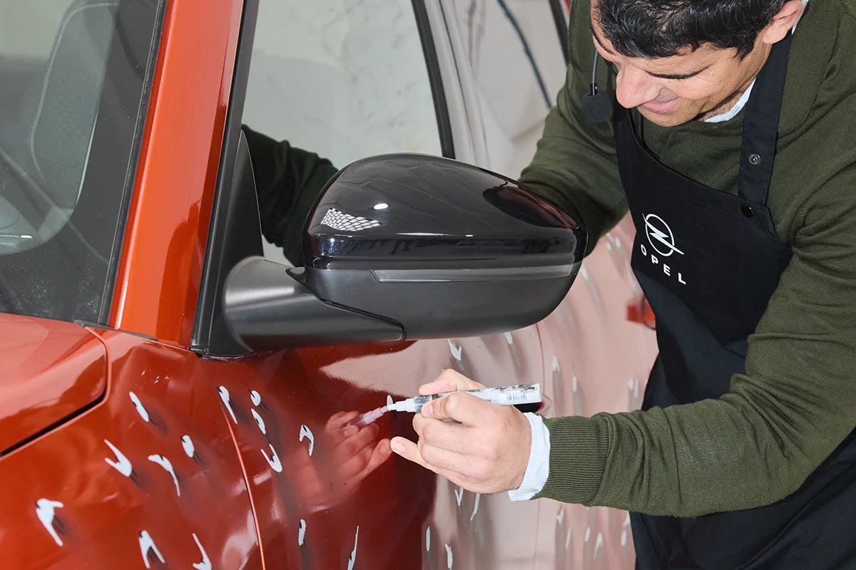 En un evento exclusivo que destilaba la esencia del Madrid más cosmopolita, el nuevo Opel Frontera trascendía su condición de SUV compacto para erigirse en un lienzo tridimensional bajo la intervención de su embajador de marca, el artista Jaime Monge. La colaboración, respaldada por la visión de Alejandro Noriega, Director de Opel España y Portugal, eleva el concepto de "Energía Alemana" a una categoría escultórica de la mano de Monge y sus siluetas alargadas y minimalismo cromático que han cautivado a la élite del coleccionismo internacional.       La transformación de la robustez del Frontera en una superficie narrativa lograba que el vehículo dejara de ser un mero medio de transporte para convertirse en una obra de arte nómada; una pieza que respira y muta según la incidencia de la luz y el entorno urbano, integrando el diseño automovilístico en el tejido de la alta cultura.      El encuentro sirvió además de escenario para la première de “Twister”, la última creación de Monge. La pieza, cargada de simbolismo, tenía un destino de excepción: la prestigiosa gala de la Global Gift Foundation durante el Festival de Cannes 2026, jornada donde fue subastada. Un hito que refuerza el compromiso filantrópico de la marca y la relevancia de un artista cuya obra ya forma parte de colecciones privadas de impacto global, como la de Jeff Bezos y Lauren Sánchez.      Para Opel, esta alianza no es solo una declaración estética, sino una apuesta por la innovación emocional. La instalación inmersiva, que reunió obras inéditas del taller de Monge, confirmó que el lujo actual no solo se conduce, se contempla. Y es en este diálogo entre el acero y el pincel donde el nuevo Frontera se posiciona como un icono de estilo para aquellos que entienden la movilidad como esa extensión de la propia identidad cultural. 
