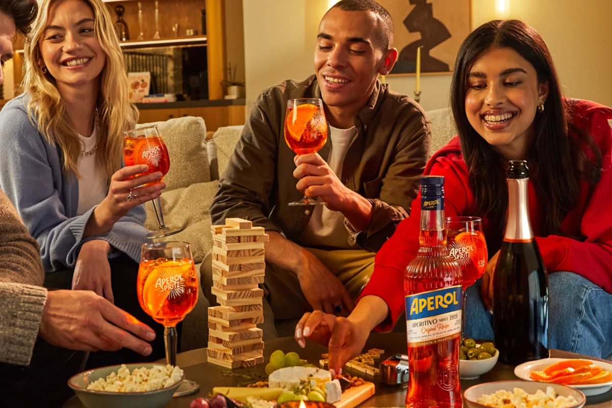 Aperol renueva el diseño de su icónica botella con estética italiana