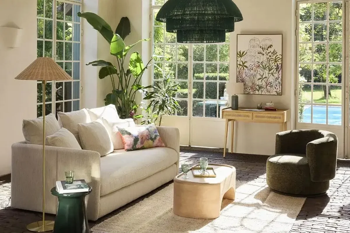 Maisons du Monde reafirma su papel como actor clave en la transformación del diseño contemporáneo hacia modelos más responsables, integrando sostenibilidad y estética en una visión global que trasciende el objeto. A través de la Maisons du Monde Foundation, la firma articula un compromiso tangible con la preservación de los ecosistemas forestales, abordando uno de los desafíos ambientales más urgentes: la deforestación masiva. En colaboración con asociaciones y comunidades locales, la compañía impulsa proyectos de conservación que generan impacto directo sobre el terreno. Desde 2015, esta iniciativa ha permitido preservar más de 204.000 hectáreas de bosques y proteger o plantar cerca de cuatro millones de árboles, consolidando un enfoque que combina acción ambiental, desarrollo social y visión a largo plazo. Un modelo que responde a los principios del sustainable living y la economía regenerativa. Este compromiso se extiende a su propia cadena de valor. Con la madera como eje central de muchas de sus colecciones, Maisons du Monde trabaja activamente en la transición hacia materiales responsables, excluyendo el uso de madera procedente de zonas de alto riesgo ecológico como la Amazonia o la cuenca del Congo. Su objetivo de alcanzar el 100% de madera certificada o reciclada en 2030 refleja una estrategia clara hacia la neutralidad de impacto. Las colecciones 2026 —como Finca Viajera, Dolce Vita o Jardín Interior— materializan esta filosofía en piezas donde diseño, textura y sostenibilidad dialogan con equilibrio. Muebles y objetos que celebran la belleza de lo natural desde una perspectiva contemporánea, demostrando que el lujo del futuro no solo se mide en estética, sino en la capacidad de preservar el mundo que lo inspira.