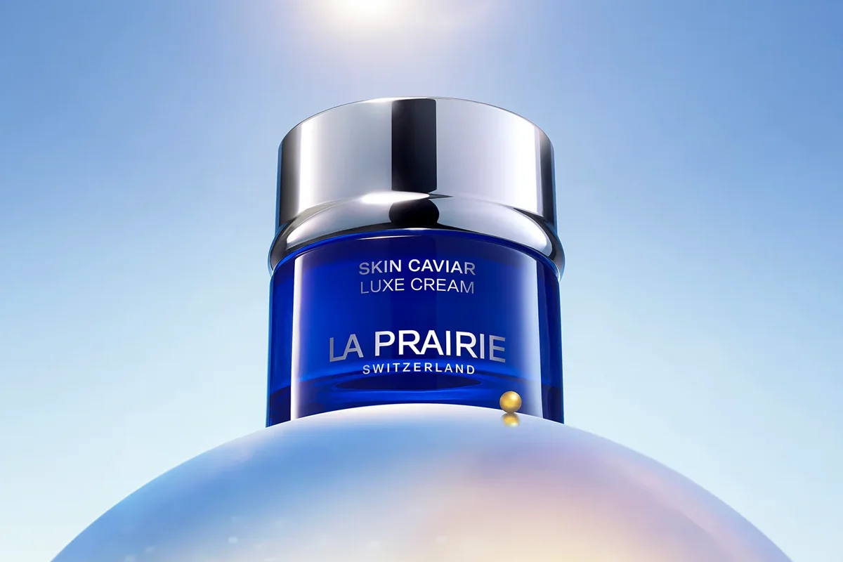 El ritual Skin Caviar de La Prairie encarna la excelencia del cuidado de la piel. La combinación de Skin Caviar Luxe Cream, Skin Caviar Luxe Sleep Mask y Nighttime Oil ofrece una experiencia de lujo que trabaja en sinergia durante todo el día con una clave fundamental: el extracto de caviar. El ingrediente estrella reafirma, redefine y potencia la luminosidad, mientras que la acción nocturna, enriquecida con Caviar PDRN -un nuevo descubrimiento científico derivado del meticuloso potencial rejuvenecedor del caviar-, estimula la regeneración profunda. Al despertar, la piel se percibe más lisa, densa y revitalizada ofreciendo la magia de una propuesta que eleva el ritual diario a una dimensión sensorial, altamente eficaz gracias a su textura. Una experiencia sensorial que invita a desconectar y entregarse al descanso que tanto buscas y que ya, por fin, llega.
