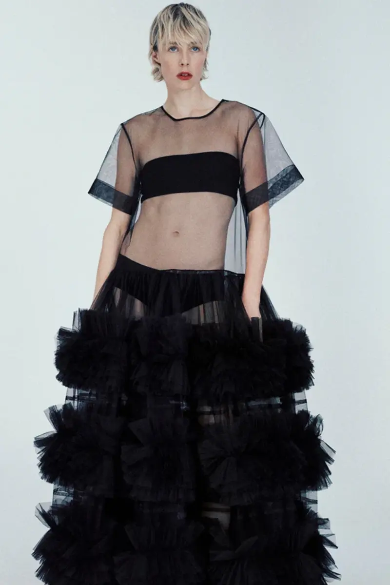 ¿Te atreves con las transparencias? La tendencia que domina el verano con elegancia y sutileza 
