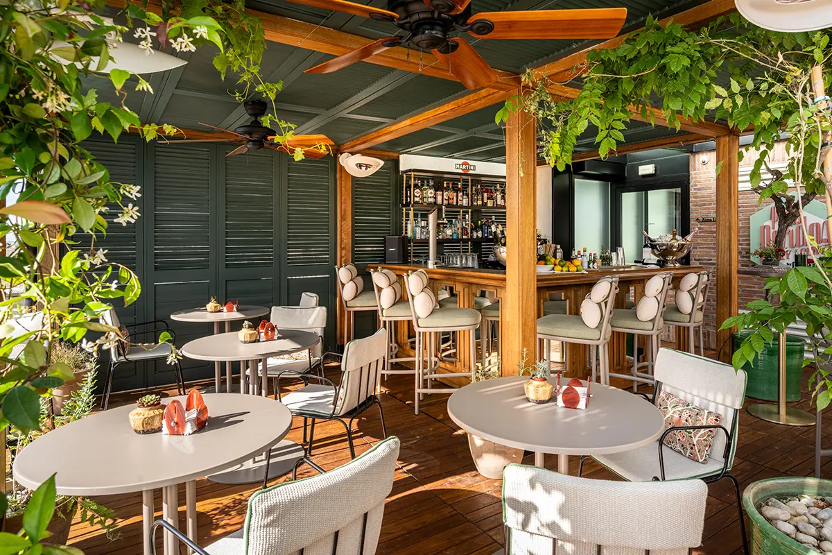 Picos Pardos Sky Lounge reinventa el vermut del fin de semana con gildas artesanales, la esencia castiza madrileña y vistas de altura. 