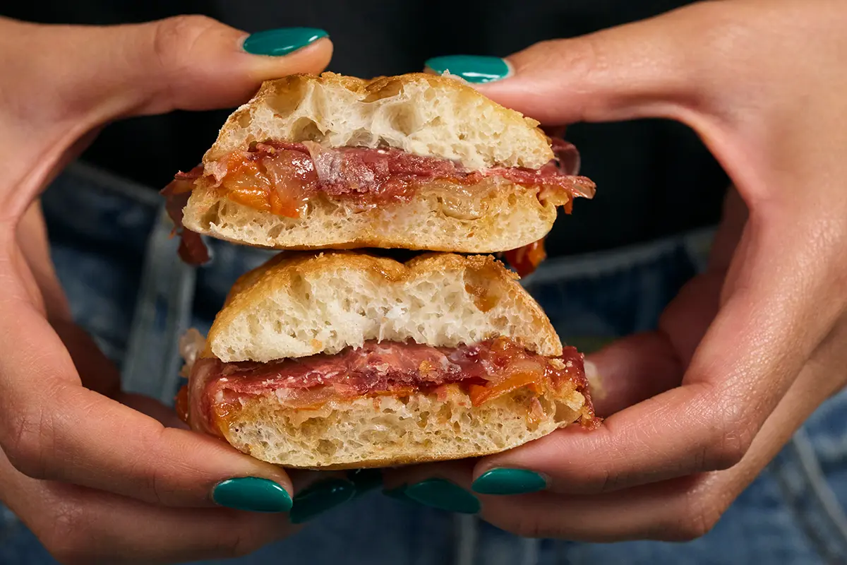 El panadero John Torres y el chef Sacha Hormaechea colaboran para reinventar el jamón ibérico de bellota de Sánchez Romero Carvajal en tres exclusivos y originales bocadillos disponibles en John Barrita.