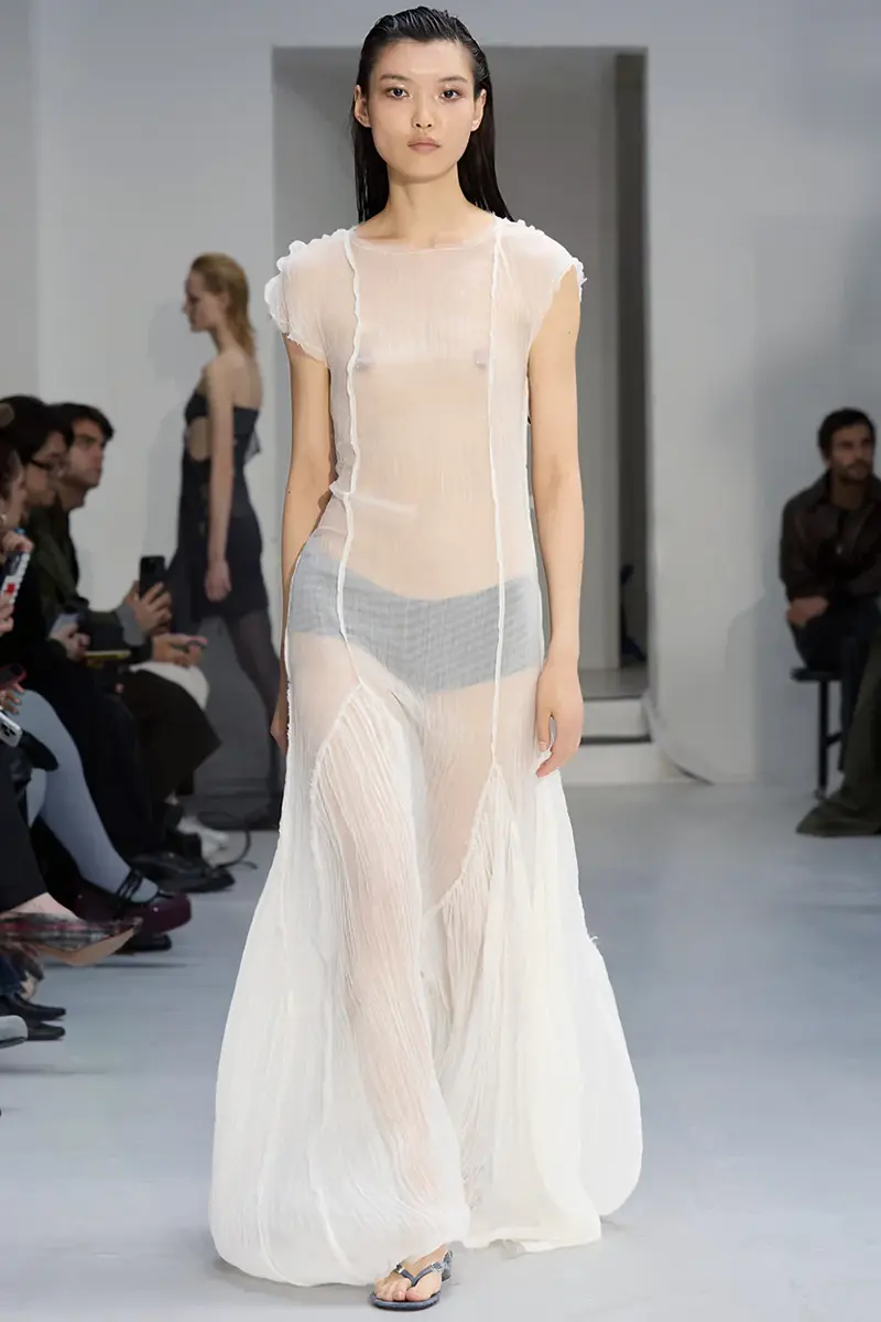 ¿Te atreves con las transparencias? La tendencia que domina el verano con elegancia y sutileza 