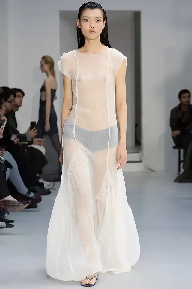 ¿Te atreves con las transparencias? La tendencia que domina el verano con elegancia y sutileza 