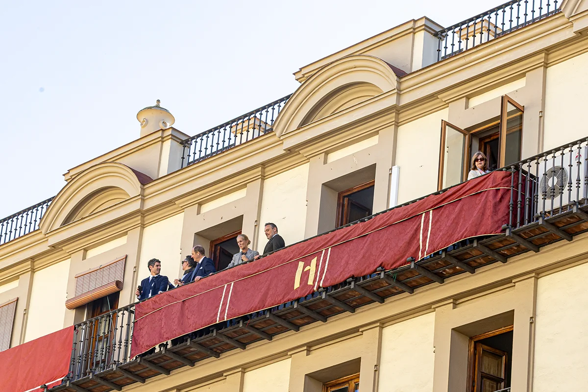 EN PLENO CORAZÓN DE SEVILLA, DONDE LA LUZ SE FILTRA ENTRE NARANJOS Y LA CIUDAD LATE CON UN RITMO PROPIO, HAY UN HOTEL QUE SE PRESENTA COMO UN REFUGIO MODERNO CON ALMA CLÁSICA. ES UNO DE ESOS ESTABLECIMIENTOS QUE ENTIENDEN QUE EL VERDADERO LUJO NO ESTÁ EN EL EXCESO, SINO EN LA COMODIDAD BIEN PENSADA. TE ESPERAN.