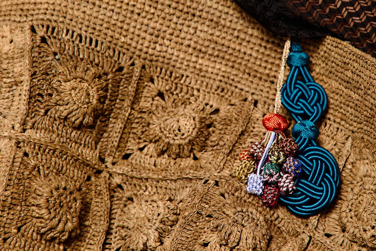Hay marcas que no solo completan un look: lo transforman. Firmas capaces de convertir unos vaqueros básicos y una camiseta blanca en un estilismo con intención, personalidad y cierto aire aspiracional. Nombres como Pescuezo, Les Georgettes, Parfois o Foránea han encontrado precisamente ese espacio: el de las marcas que elevan cualquier outfit a través de los detalles. Porque al final, la verdadera personalidad no está en vestir de arriba abajo una marca, sino en encontrar esas piezas capaces de hacer que lo sencillo parezca pensado y personal. Los accesorios se han convertido en el lenguaje definitivo del estilo. Un collar potente, un bolso especial o una pieza artesanal bien elegida redefinen por completo la estética de quien los lleva. El auge de las firmas independientes y accesibles con fuerte identidad estética ha democratizado esa sensación de sofisticación. El secreto está en saber mezclar. Ahí es donde destacan marcas como Parfois. La firma portuguesa ha conseguido posicionarse como una referencia de accesorios de tendencia gracias a su capacidad para reinterpretar códigos minimalistas a precios asequibles. Bolsos estructurados, joyería que adorna el cuello, chaquetas y accesorios para el cabello forman parte de ese universo effortless que tanto triunfa en redes y street style. parfois.com La joyería está redefiniendo los looks. Ya no se trata únicamente de adornar, sino de aportar identidad, y Les Georgettes es uno de los ejemplos más interesantes. La firma francesa popularizó un concepto muy concreto: joyas personalizables con bandas intercambiables de cuero y vinilo. El resultado son piezas versátiles que cambian según el estado de ánimo o el look del día. Ese tipo de diseño conecta perfectamente con la moda actual, donde las consumidoras buscan piezas funcionales pero especiales. Una pulsera oversize o un brazalete arquitectónico pueden transformar instantáneamente un estilismo neutro en uno mucho más sofisticado. Además, el auge de los charms, chokers y la joyería maximalista confirma que los accesorios viven uno de sus momentos más fuertes en la industria. lesgeorgettes.com Uno de los fenómenos más interesantes de la moda reciente es el crecimiento de firmas nicho con una identidad muy marcada. En lugar de seguir tendencias masivas, estas marcas construyen su propia comunidad. Pescuezo entra dentro de esa categoría de firmas que funcionan casi como objeto de culto digital: piezas llamativas, mezcla de color, artesanía y un punto editorial que convierten cualquier look sencillo en algo mucho más interesante. Sus nuevas capas ligeras están pensadas para sobreponer y aportar un toque de estilo a los looks. Estampados Liberty, rayas —muchas rayas—, toques en amarillo limón, azules y rosas, junto a un divertido estampado de perritos, flores y los ya característicos tonos naturales, conviven en una propuesta que equilibra tradición y frescura para que los cuellos sean los protagonistas, incluso en verano. pescuezos.es Lo mismo ocurre con Foránea, cuyo atractivo reside precisamente en esa sensación de exclusividad relajada: accesorios con carácter, inspiración artesanal y estética contemporánea que encajan perfectamente con la tendencia actual hacia lo auténtico y lo imperfecto. Una nueva marca que invita a descubrir el mundo a través de la artesanía, poniendo en valor las historias, las manos y las culturas que hay detrás de cada pieza. Su universo se construye a partir de una cuidada selección de accesorios hechos a mano en distintos lugares del mundo: desde bolsos y cestas de rafia de Madagascar hasta crochet bordado en Ecuador, joyas de tagua, piezas de Turquía o textiles de la India. Cada pieza es el resultado de un proceso manual, donde el tiempo y la dedicación forman parte de su valor, apostando por una forma de consumo más consciente y especial. foranea.com