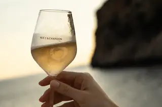 Moët & Chandon y Gran Folies se unen en una experiencia de lujo junto al mar