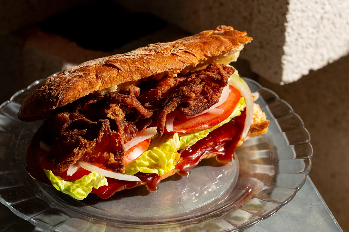 Brutalista, el restaurante de cocina española contemporánea liderado por Pablo López en el barrio madrileño de Argüelles, amplía su propuesta con una nueva franja horaria: desde esta temporada, abrirá de martes a viernes, de 18:00 a 21:00, en formato taberna. Una versión más informal y desenfadada que se articula en torno a una carta de tapas y raciones. La propuesta recupera algunos de los clásicos más reconocibles de la casa como la codorniz frita o la sardina ahumada, e incorpora nuevas propuestas como las patatas con alioli de sésamo y caballa, el montadito de pata frita o los boquerones en vinagre. También hay espacio para productos especialmente valorados, como la gamba de Huelva, siempre bajo la mirada de una cocina que reivindica el producto, la temporada y el sabor.