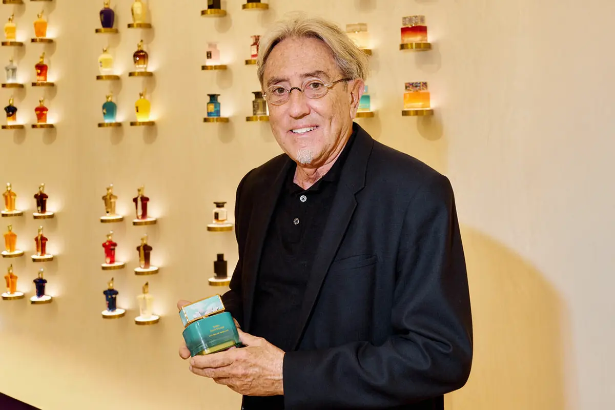 The Scentuary nace en Madrid con la misión de convertirse en un referente del lujo olfativo contemporáneo. Concebido como un punto de encuentro para quienes buscan autenticidad, creatividad y emoción, este espacio transforma la perfumería de autor en una experiencia sensorial completa. Cada fragancia cuenta una historia y cada visita se convierte “en un viaje que va más allá de lo comercial, celebrando la autoría y la emoción en cada aroma”, según Marta Gabriel, Directora de Marketing de la firma. Inspirado en la atmósfera de una galería de arte y el atelier de un creador, The Scentuary ofrece un recorrido inmersivo donde el perfume se percibe con todos los sentidos. Su innovador sistema de cerámicas aromáticas, calentadas e impregnadas con fragancias, permite disfrutar de los aromas de manera pausada e íntima, evocando la temperatura de la piel y la conexión personal con cada creación. Cada detalle del espacio, desde la disposición de las fragancias hasta la iluminación y el diseño interior, está pensado para estimular la curiosidad y despertar emociones. Su enfoque en la excelencia, la selección de maisons internacionales y la pasión por la artesanía, consolidan a la firma como un destino obligado para los amantes de las fragancias exclusivas y las experiencias olfativas inolvidables. www.scentuary.com