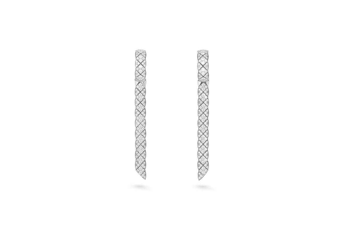 Entre anillos, pulseras, pendientes y collares, un motivo. Acolchado y tras la famosa inscripción 2.55, Chanel sigue escribiendo la historia de lujo de las mujeres con vida y movimiento. Creaciones exponentes tanto de maestría técnica como de expresión estilística.