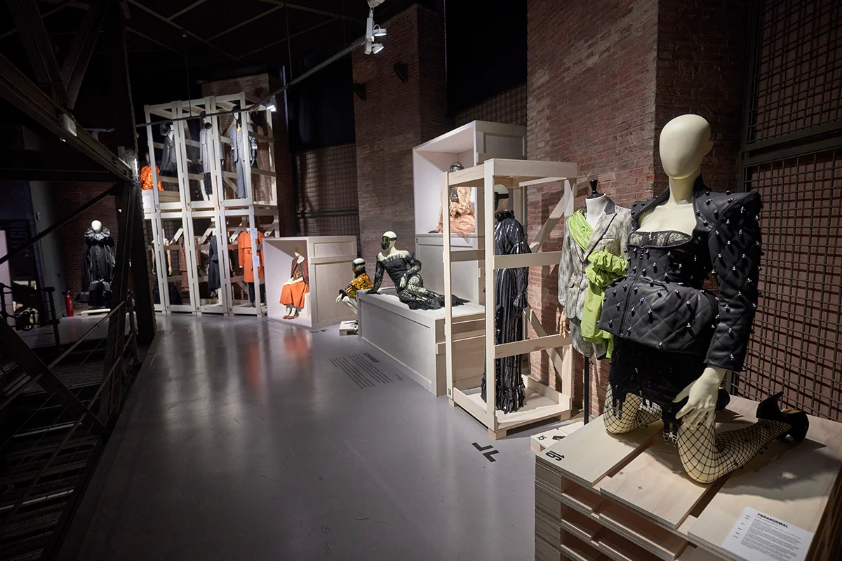 Sala Canal de Isabel II    Acoge Nostalgia / Utopía, una gran retrospectiva dedicada a la diseñadora Ana Locking que recorre cerca de dos décadas de su trayectoria creativa. El recorrido comienza en la planta baja con cinco dioramas que rompen con la presentación tradicional de la moda, creando atmósferas que evocan universos como la Hermandad Prerrafaelita, el mundo vegetal, el paisaje lunar o el imaginario del sueño americano. Las plantas superiores profundizan en su universo conceptual: la primera reúne colecciones marcadas por la nostalgia, la segunda se centra en propuestas utópicas y reivindicativas, y la tercera está dedicada a su proceso creativo. Con más de 160 prendas expuestas, la muestra confirma la moda como un potente lenguaje cultural.