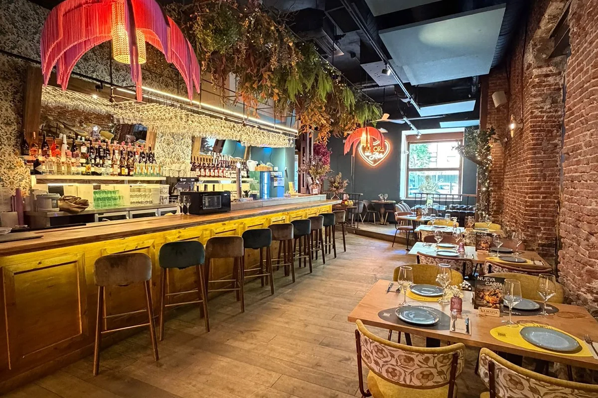 La Famiglia se sienta a la mesa Otro lugar al que ir sin coger un avión: La Famiglia se sienta a la mesa, que inaugura en la calle Velázquez su nuevo restaurante en Madrid, una apertura especialmente simbólica porque es el primero que se estrena bajo la nueva identidad de marca tras su cambio de denominación. En pleno distrito de Salamanca, el espacio marca un punto de inflexión en la evolución de la compañía después de más de 25 años de trayectoria, reforzando su idea de la gastronomía como un lugar de encuentro, celebración y pertenencia en torno a la mesa. Con esta apertura, la marca no solo suma un nuevo local en la capital, sino que da forma física a su nueva etapa. El restaurante cuenta con capacidad para 144 personas repartidas en dos plantas, terraza y diferentes ambientes pensados para adaptarse a distintos momentos, desde comidas informales hasta cenas o reuniones privadas. El interiorismo, inspirado en la Costa Amalfitana, refuerza esa idea de viaje al sur de Italia sin salir de Madrid.