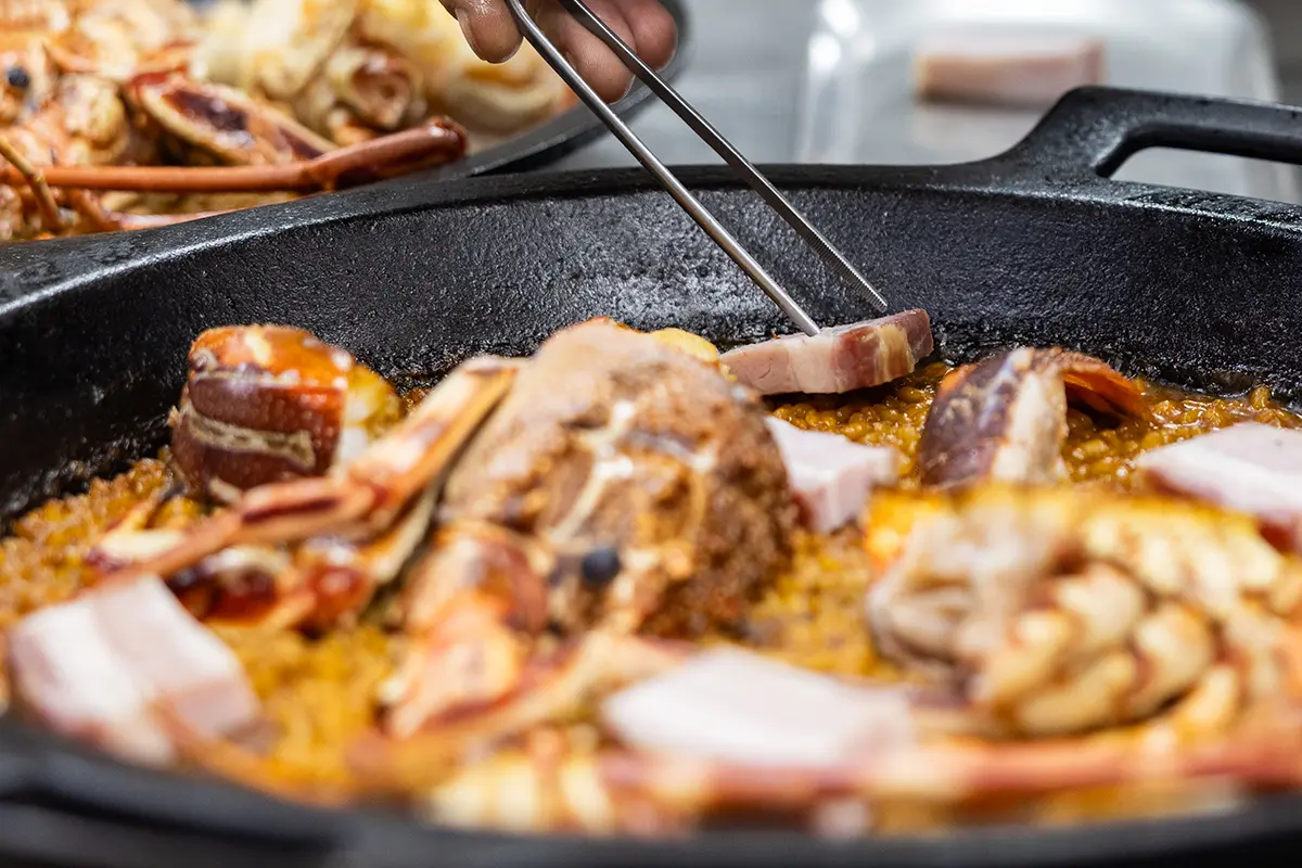 Pabblo y El Pedrusco traen arroz, fuego y tradición