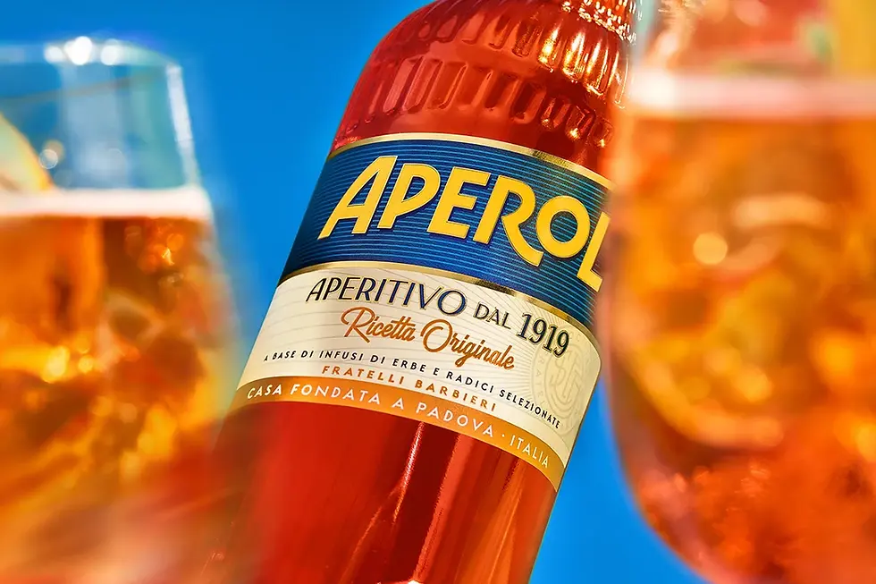 Aperol renueva el diseño de su icónica botella con estética italiana