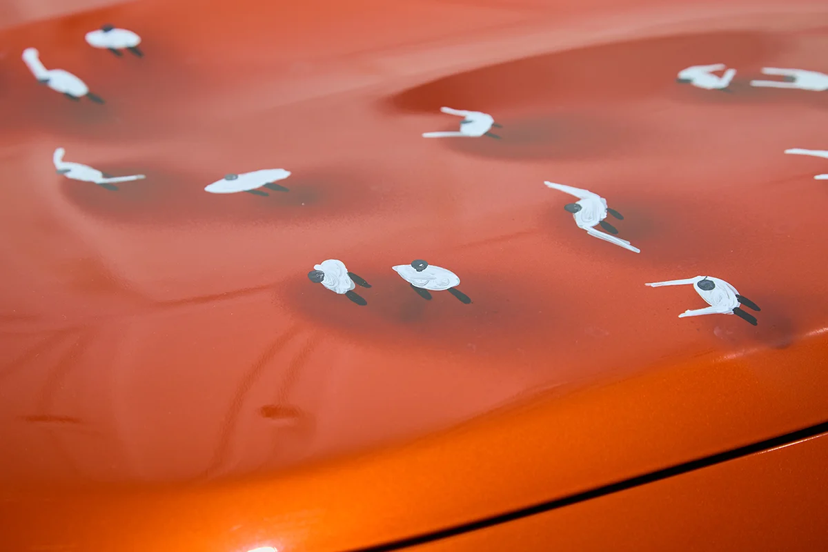 En un evento exclusivo que destilaba la esencia del Madrid más cosmopolita, el nuevo Opel Frontera trascendía su condición de SUV compacto para erigirse en un lienzo tridimensional bajo la intervención de su embajador de marca, el artista Jaime Monge. La colaboración, respaldada por la visión de Alejandro Noriega, Director de Opel España y Portugal, eleva el concepto de "Energía Alemana" a una categoría escultórica de la mano de Monge y sus siluetas alargadas y minimalismo cromático que han cautivado a la élite del coleccionismo internacional.       La transformación de la robustez del Frontera en una superficie narrativa lograba que el vehículo dejara de ser un mero medio de transporte para convertirse en una obra de arte nómada; una pieza que respira y muta según la incidencia de la luz y el entorno urbano, integrando el diseño automovilístico en el tejido de la alta cultura.      El encuentro sirvió además de escenario para la première de “Twister”, la última creación de Monge. La pieza, cargada de simbolismo, tenía un destino de excepción: la prestigiosa gala de la Global Gift Foundation durante el Festival de Cannes 2026, jornada donde fue subastada. Un hito que refuerza el compromiso filantrópico de la marca y la relevancia de un artista cuya obra ya forma parte de colecciones privadas de impacto global, como la de Jeff Bezos y Lauren Sánchez.      Para Opel, esta alianza no es solo una declaración estética, sino una apuesta por la innovación emocional. La instalación inmersiva, que reunió obras inéditas del taller de Monge, confirmó que el lujo actual no solo se conduce, se contempla. Y es en este diálogo entre el acero y el pincel donde el nuevo Frontera se posiciona como un icono de estilo para aquellos que entienden la movilidad como esa extensión de la propia identidad cultural. 