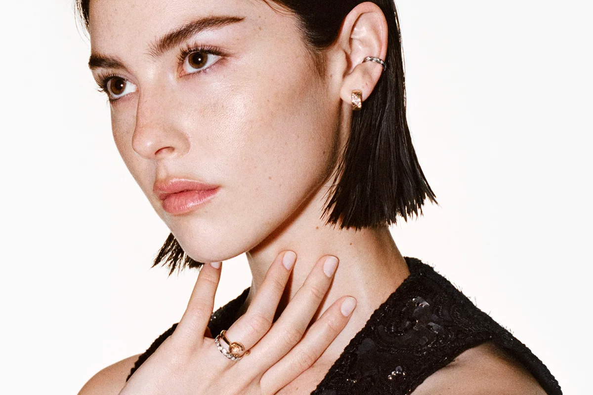 Entre anillos, pulseras, pendientes y collares, un motivo. Acolchado y tras la famosa inscripción 2.55, Chanel sigue escribiendo la historia de lujo de las mujeres con vida y movimiento. Creaciones exponentes tanto de maestría técnica como de expresión estilística.
