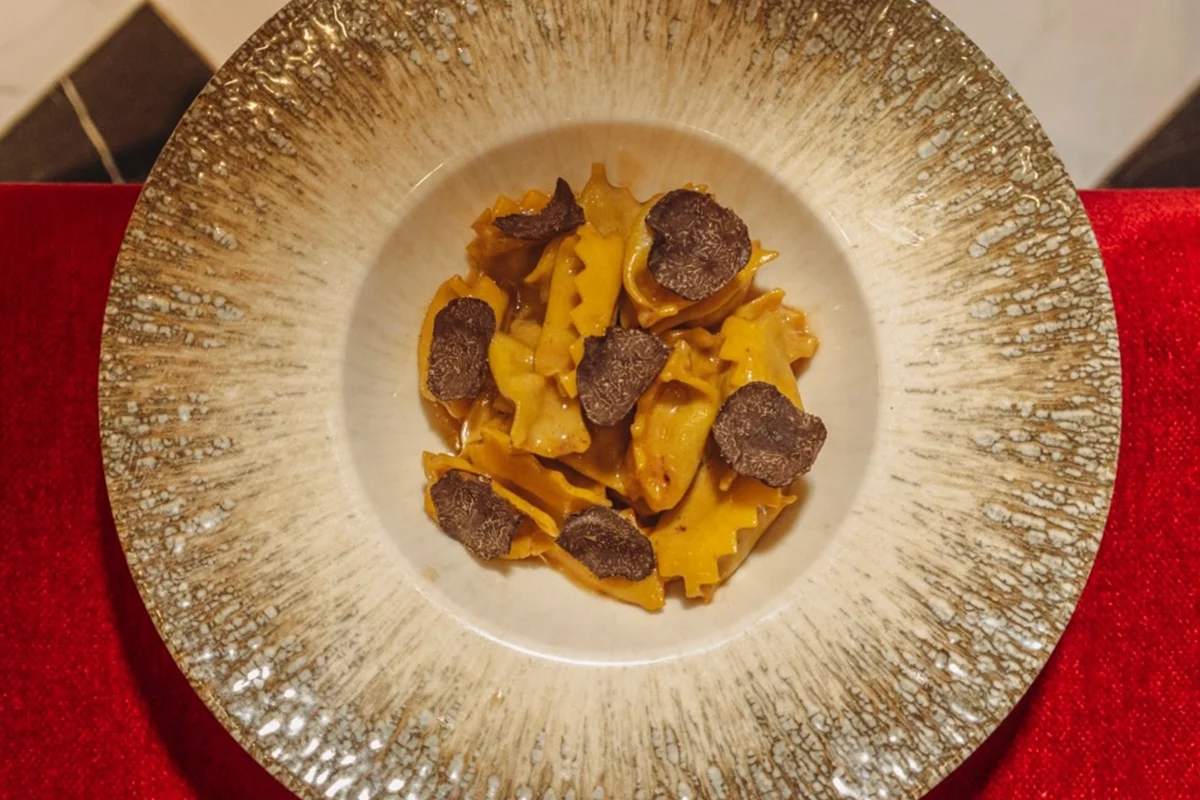 Trebbiano No hace falta viajar a Italia para comer una buena pasta cuando Madrid recibe a Trebbiano, un nuevo restaurante con el foco puesto en el recetario de Abruzzo, una de las regiones más auténticas y menos exploradas del país. Su propuesta huye del artificio para recuperar una cocina honesta, reconocible y profundamente ligada al producto, donde la tradición no se replica, sino que se reinterpreta con respeto. Detrás del proyecto están los hermanos Maurizio y Stefano Ruggeri, que trasladan a tu plato la herencia hostelera de su familia junto a una visión contemporánea de la gastronomía italiana. El nombre del restaurante, inspirado en una variedad de uva típica de su región de origen, funciona como declaración de intenciones: volver a las raíces sin renunciar a la evolución.