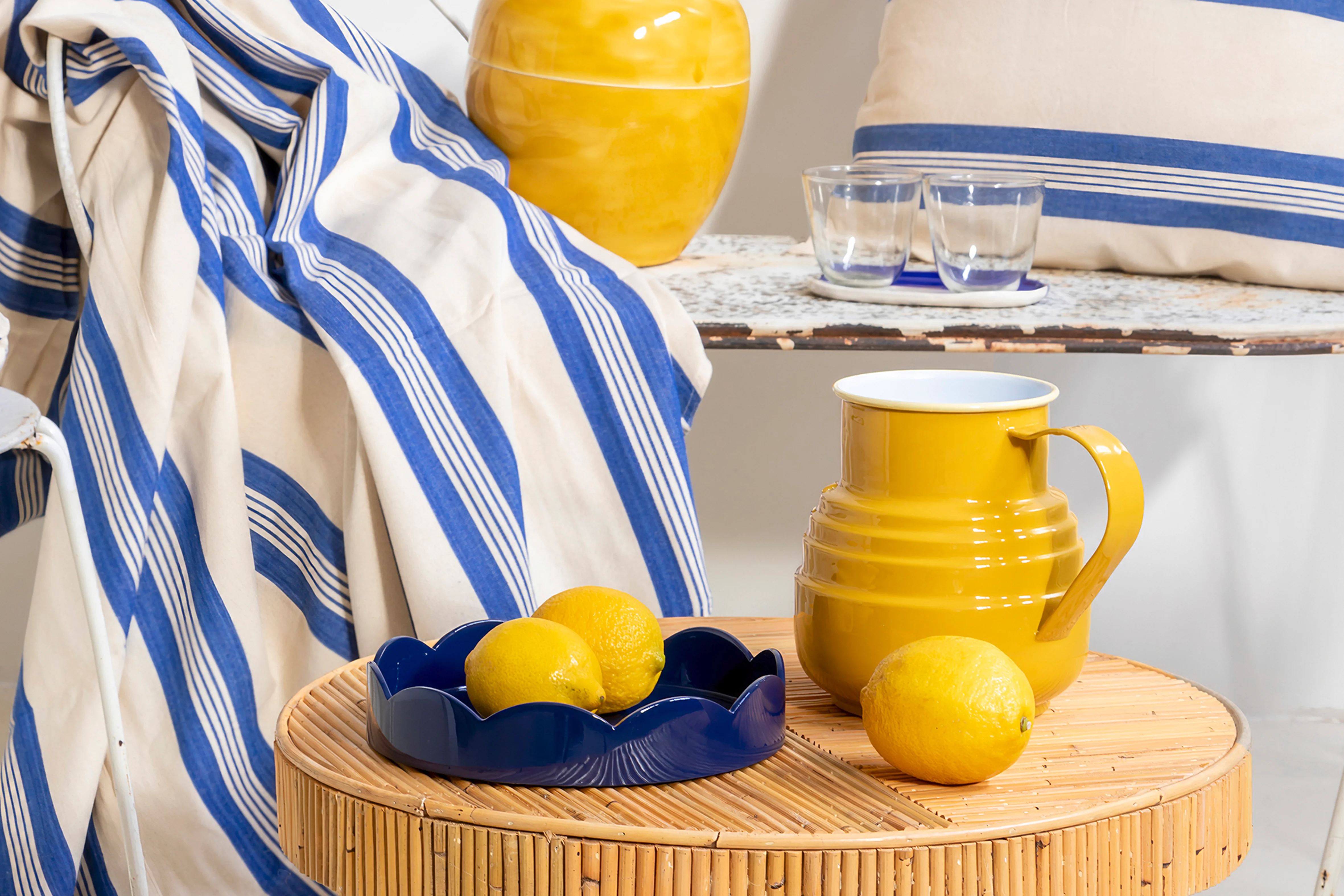Hay veranos que no se construyen desde lo nuevo, sino desde lo que ya tiene historia. Así se entiende la colección Antiques de Casa Vitamina, una propuesta que reinterpreta el hogar estival desde la calma, la textura y la belleza de lo imperfecto. Lejos de la idea de una decoración entendida como algo efímero o puramente estacional, la firma apuesta por piezas con alma, donde lo antiguo convive con lo cotidiano sin perder frescura. El resultado son espacios que no buscan parecer recién estrenados, sino vividos: mesas que combinan cerámicas con pátinas suaves, textiles que parecen guardar memoria y objetos que aportan carácter sin necesidad de imponerse. Antiques propone un verano más lento y cercano, en el que el hogar se convierte en refugio y escenario a la vez. La colección recupera el valor de lo artesanal y lo atemporal para integrarlo en ambientes actuales, demostrando que el lujo también puede ser la sensación de habitar algo que ya tiene historia.   